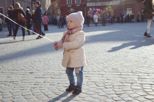 trencz dla małej dziewczynki