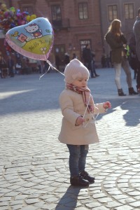 trencz dla małej dziewczynki
