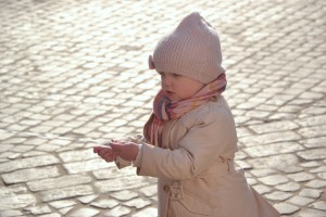 trencz dla małej dziewczynki