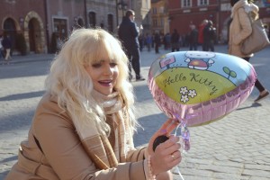 trencz dla małej dziewczynki