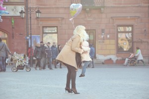 trencz dla małej dziewczynki