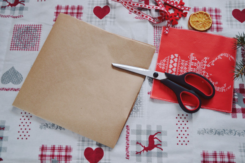 świąteczna papierowa kieszonka na sztućce DIY