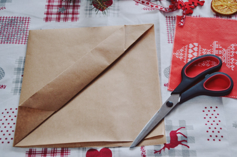 świąteczna papierowa kieszonka na sztućce DIY