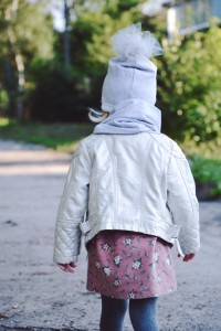czapka dziecięca z pomponem tiulowym