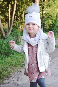 czapka z pomponem tiulowym dla dzieci
