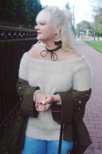 sweter z dekoltem carmen