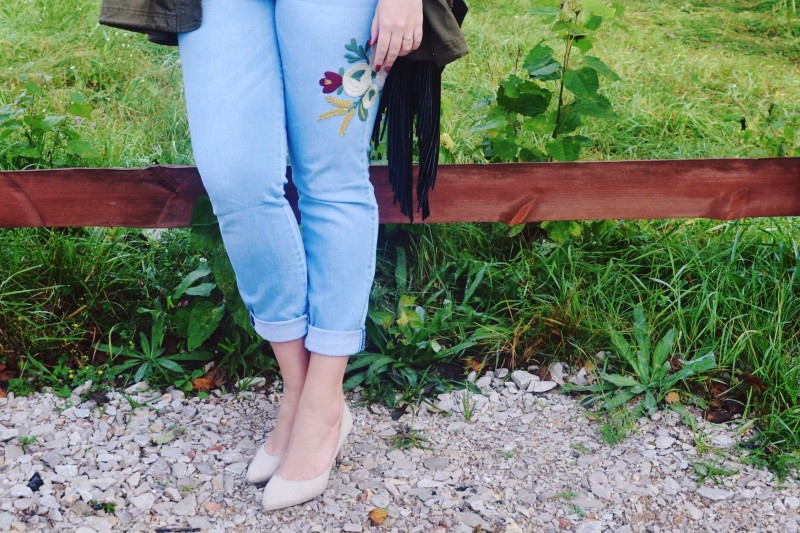 jeansy z haftem Bonprix