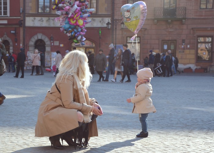 trencz dla małej dziewczynki